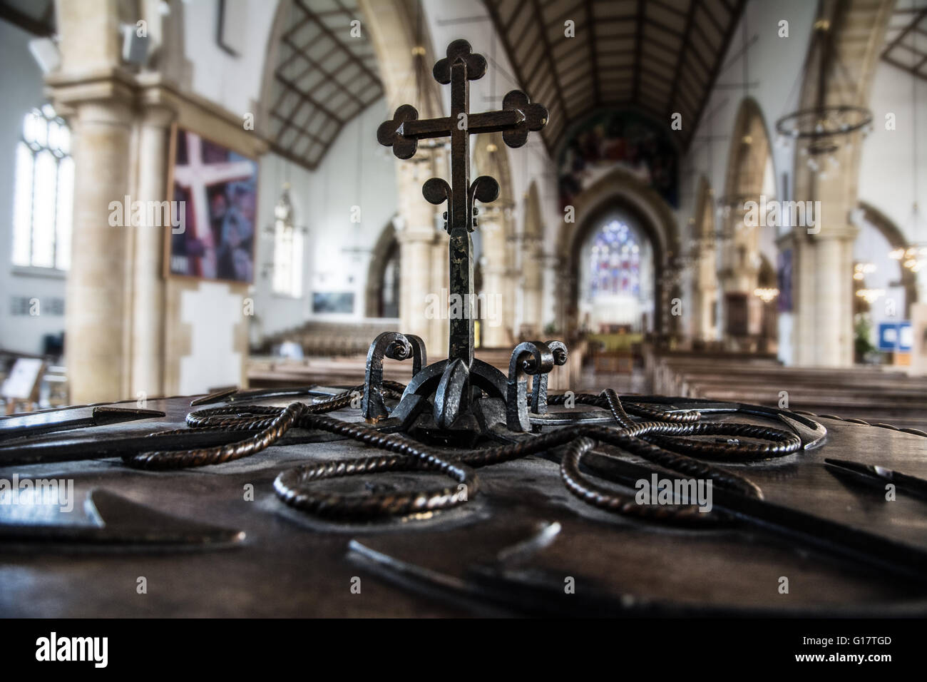 Una cruz de metal ornamentado en la Iglesia de San Nicolás en Great Yarmouth, Norfolk. Foto de stock