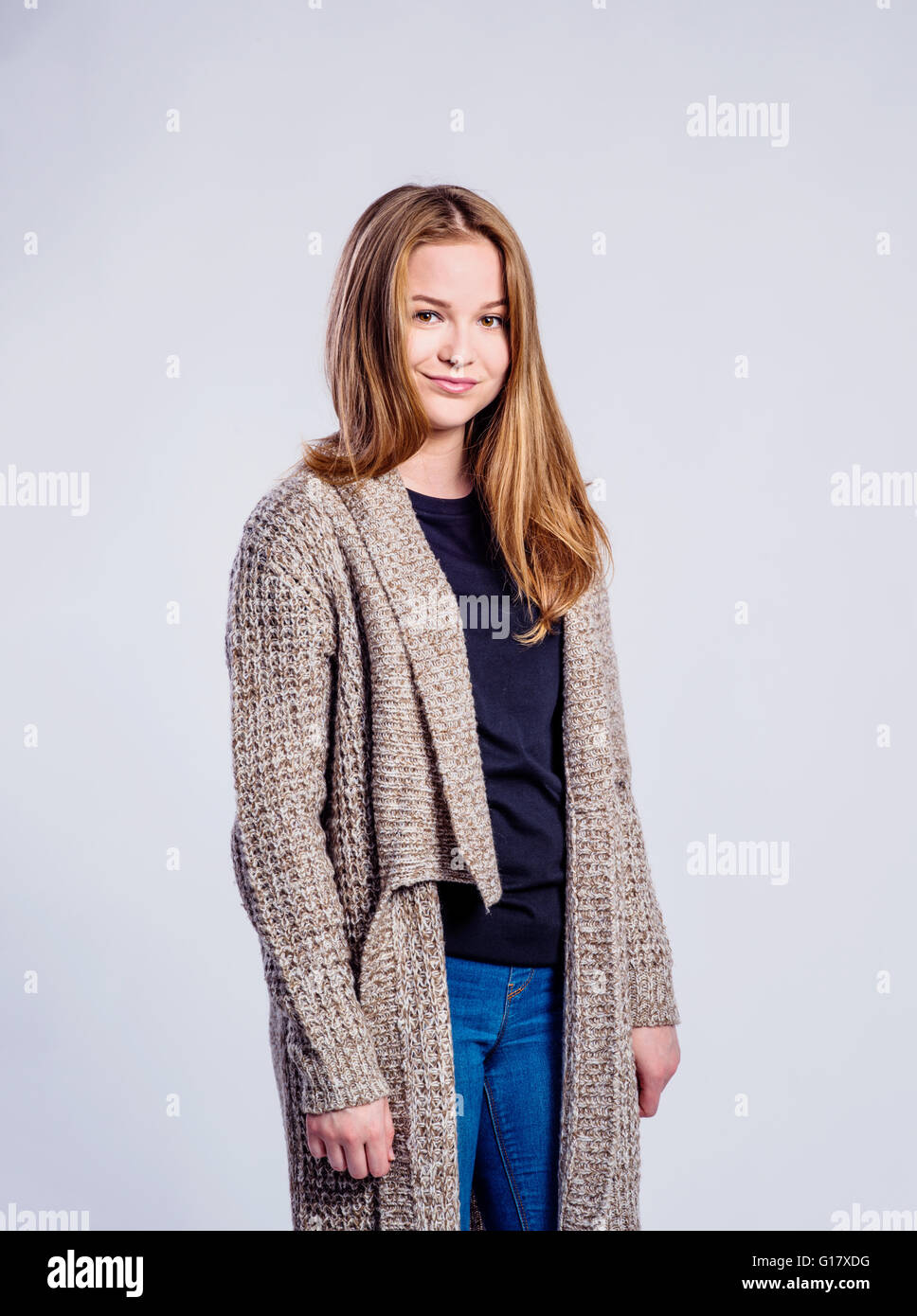 Chica en jeans y suéter largo, mujer, Foto de estudio Fotografía de stock -  Alamy