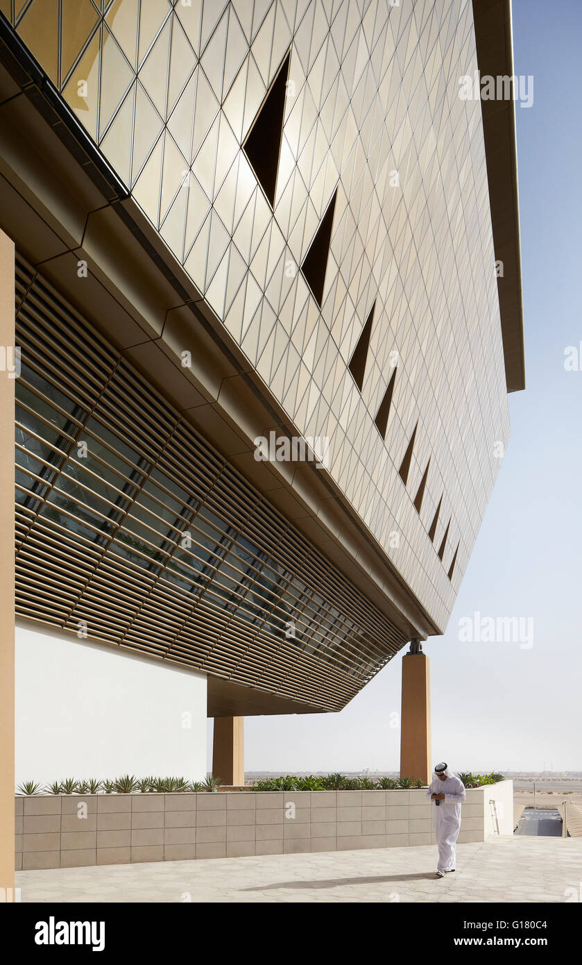 Frtitted Soffit y fachada de cristal del edificio de la incubadora. Masdar City, la ciudad de MASDAR, en los Emiratos Árabes Unidos. Arquitecto: diferentes, 2014. Foto de stock