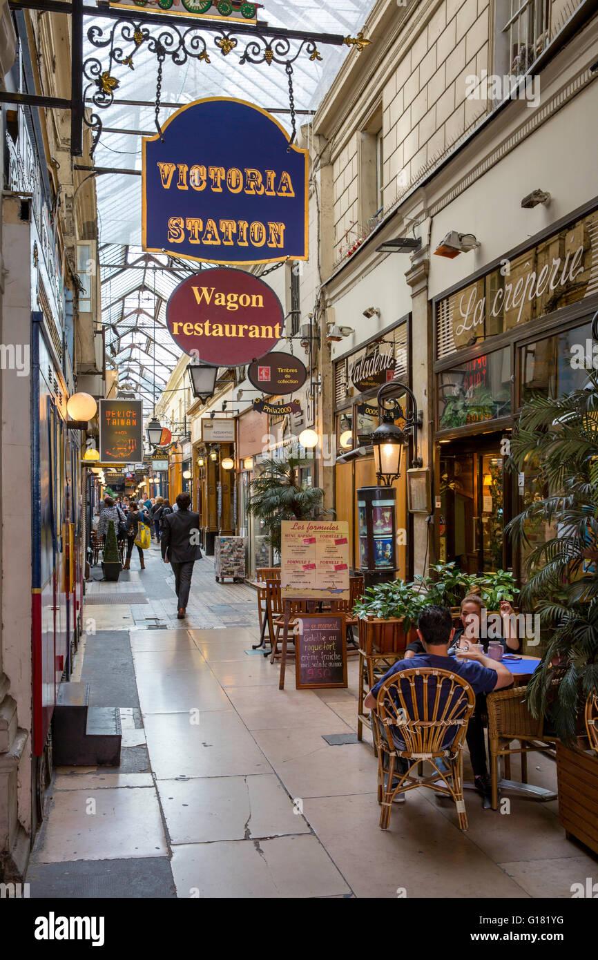 Tiendas y cafés en el Passage des Panoramas, París, Francia Foto de stock