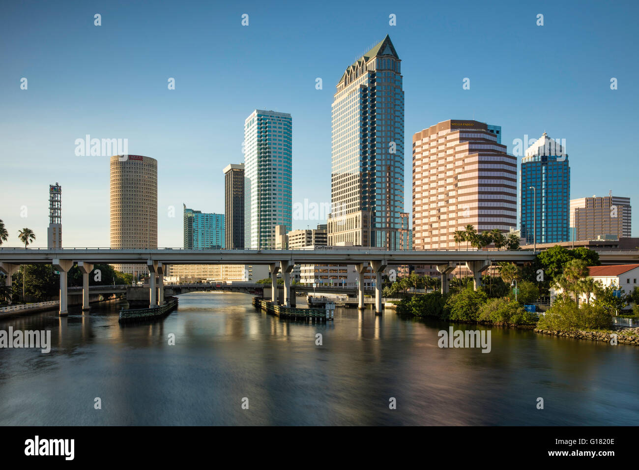 Río Hillsborough y el perfil de la ciudad de Tampa, Florida, EE.UU. Foto de stock