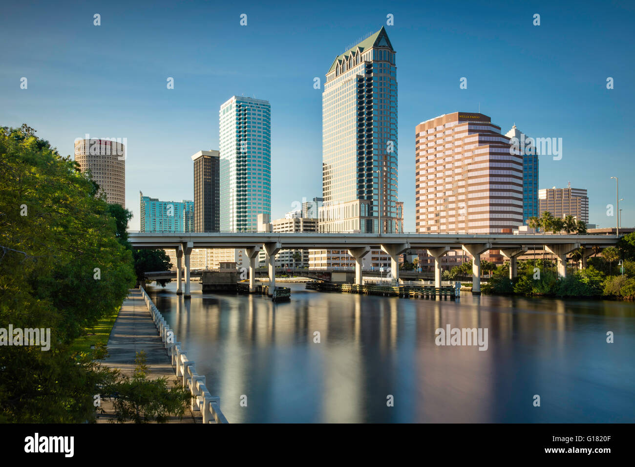 Río Hillsborough y el perfil de la ciudad de Tampa, Florida, EE.UU. Foto de stock