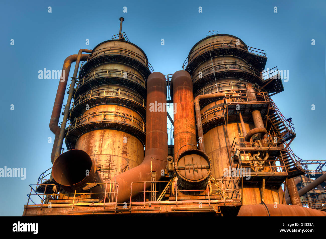 La planta de coque, los altos hornos y las demás instalaciones tecnológicas de la industria básica metalúrgica y energética Foto de stock