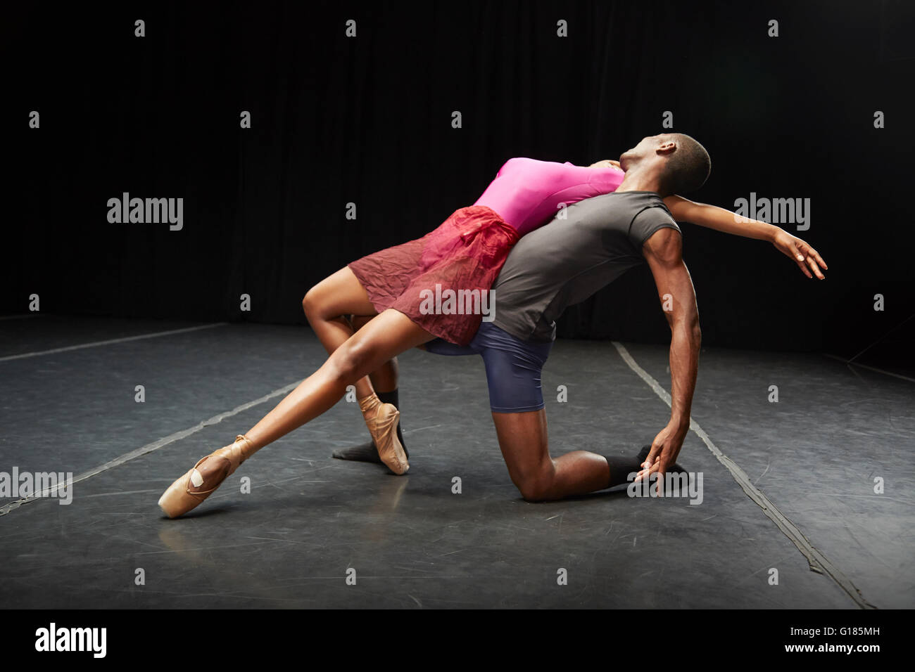 Bailarines de ballet en la práctica Foto de stock