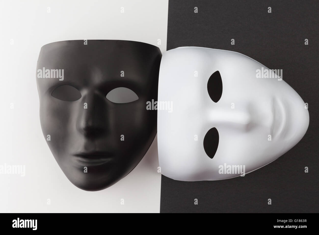 Las máscaras en blanco y negro sin expresión en diferentes ángulos  Fotografía de stock - Alamy