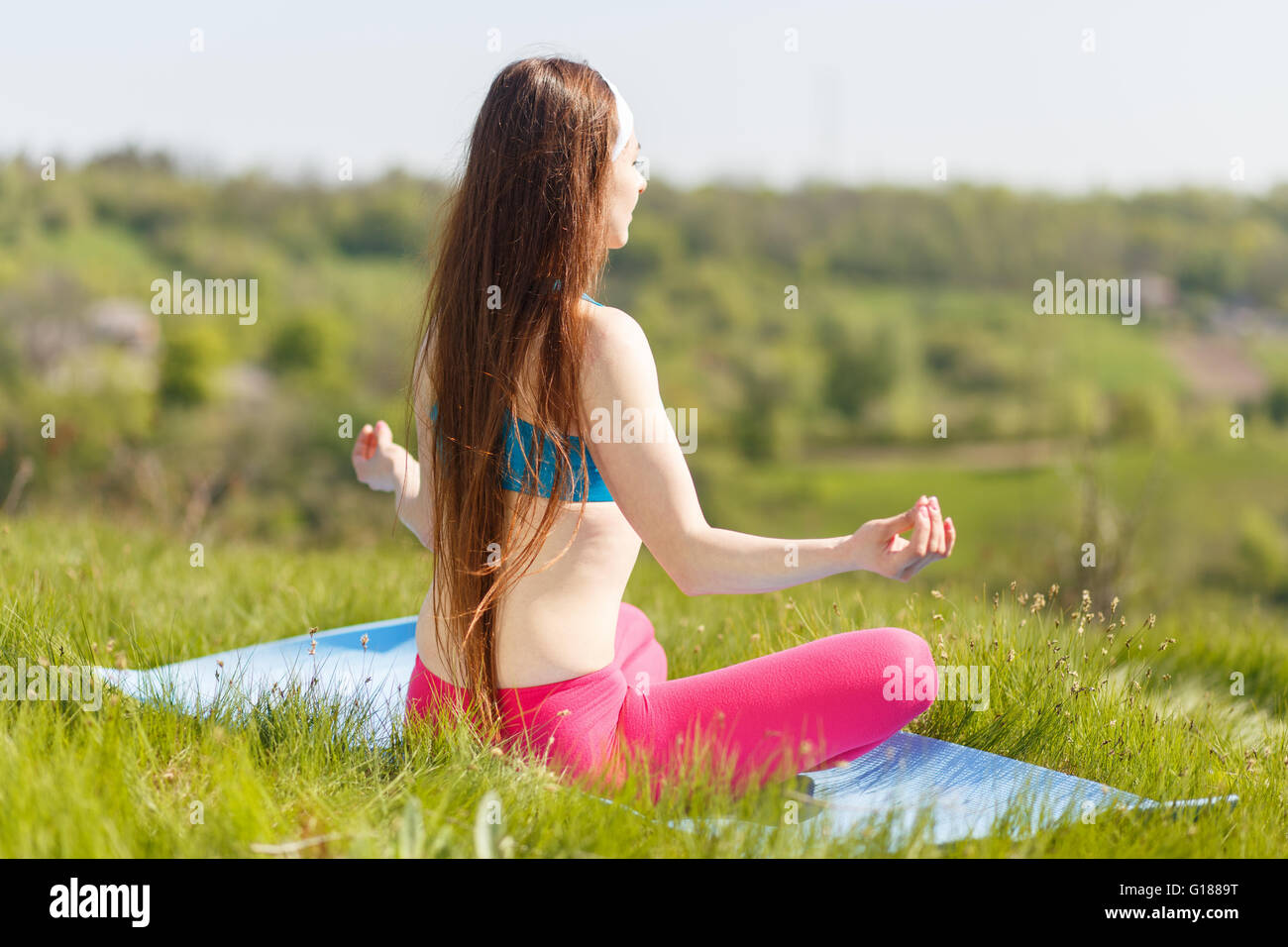 Mujer joven, hacer, yoga, meditación, aire libre