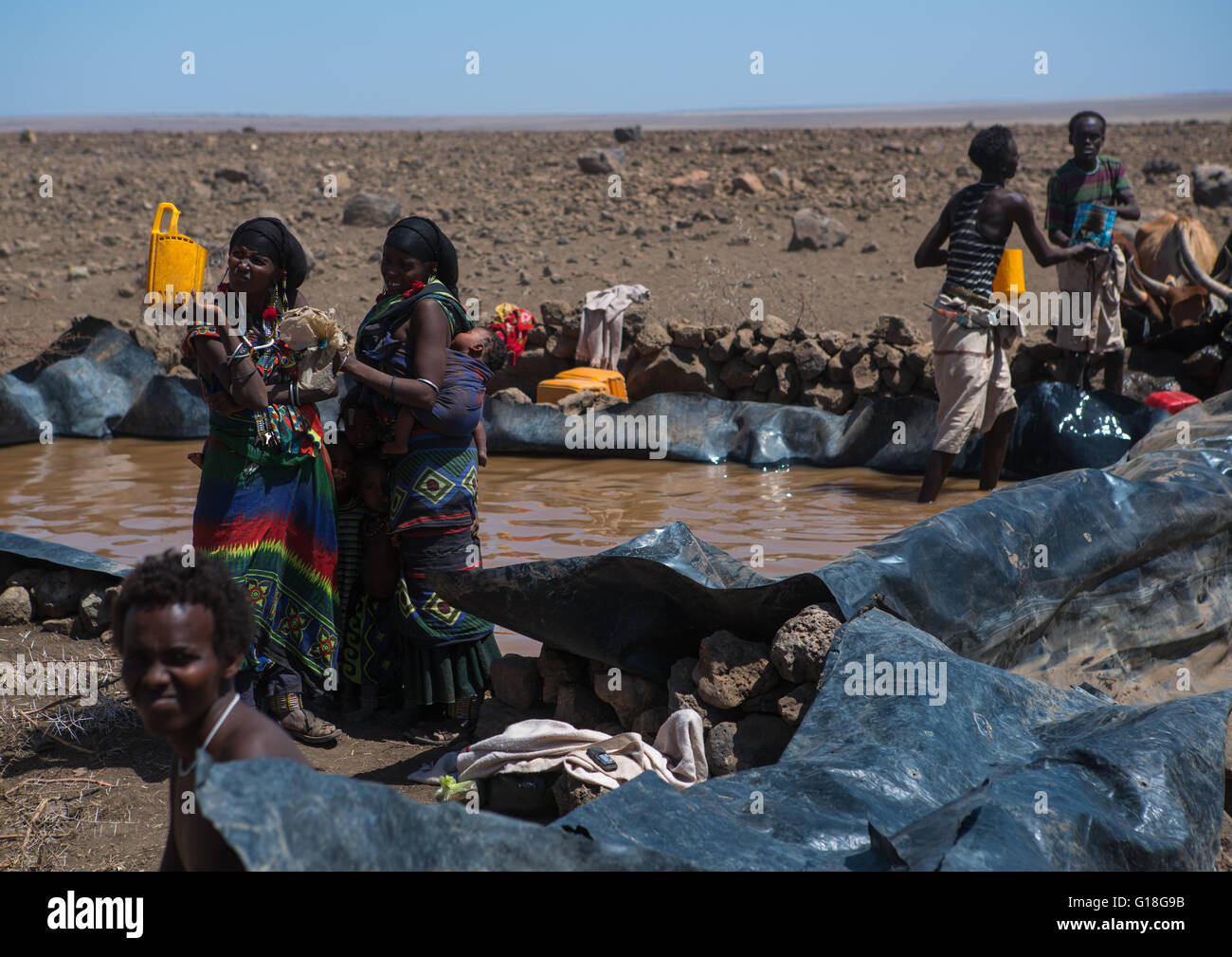 El pueblo somalí para recoger el agua de un tanque en el desierto, la región de Afar, parque nacional Yangudi rassa, Etiopía Foto de stock