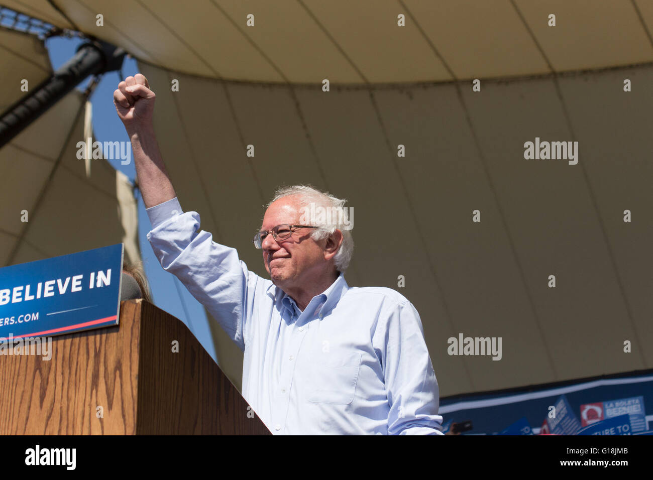 En Stockton, California, USA. 10 de mayo de 2016. Bernie Sanders olas al llegar a un rallye en Stockton el martes por la mañana. Crédito: John Orvis/Alamy Live News Foto de stock