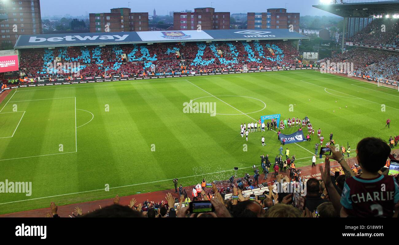 Upton Park, East London. 100516. Ventiladores en el east stand de la Bolena suelo mostrar las fechas del West Ham United la tenencia de la tierra de fútbol Londres oriental como los martillos team entra en el campo con los jugadores de Manchester United. El West Ham fue a ganar el partido por 3-2 después de estar abajo por 2 goles a uno. Este fue el último juego a celebrarse en el estadio ante el West Ham ir al estadio olímpico antes del comienzo de la próxima temporada. 10 de mayo de 2016. Ref: LMK11-60485-110516 Brophy / Hito WWW.LMKMEDIA.COM Multimedia Foto de stock