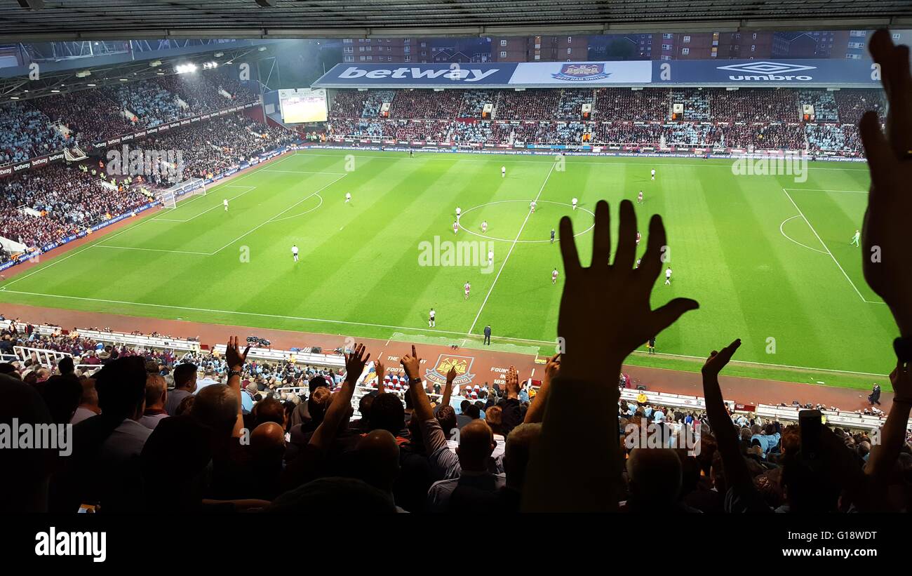 Londres, Inglaterra. 10 de mayo de 2016. El West Ham United fans disfrutando de la atmósfera del juego final en el Boleyn tierra. Milton Cogheil/Alamy Live News Foto de stock