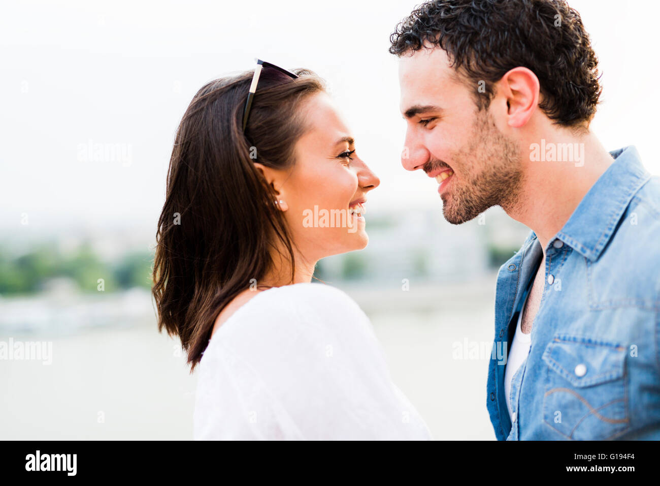 Hermosa joven pareja frotando la nariz como signo de amor y acerca a besan Foto de stock