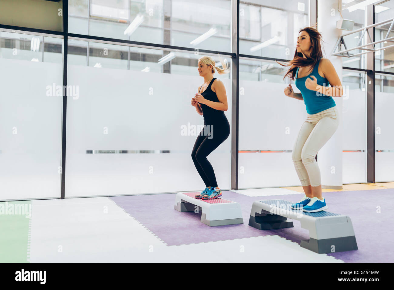 Hermosas Mujeres ejercicio aeróbicos en Niza fitness club. Foto de stock