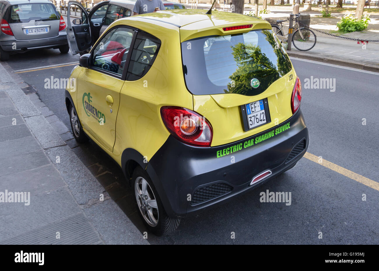 Florencia, Italia. Un coche eléctrico Equomobile para uso de Share'ONG miembros. Un coche compartido disponible también en Milán y Roma Foto de stock