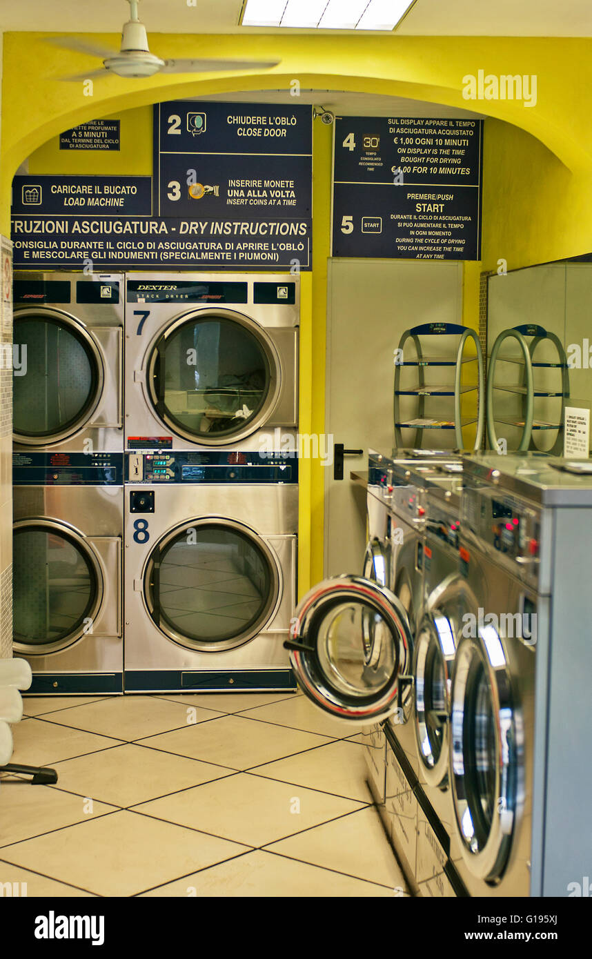 Lavadoras que funcionan con monedas de lavandería Florencia Italia  Fotografía de stock - Alamy
