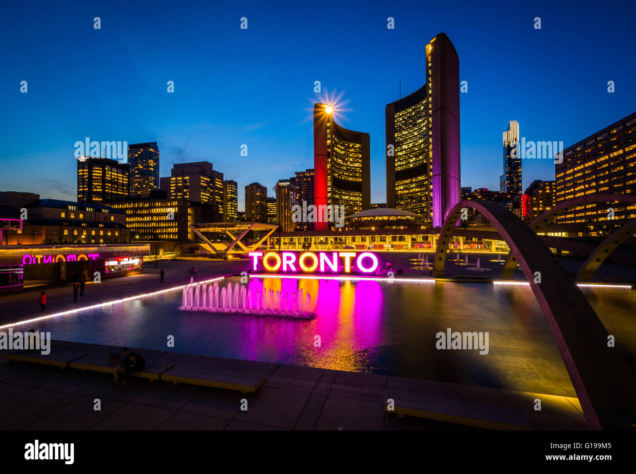Vista de Nathan Phillips Square y Toronto firmar en el centro de la ciudad por la noche, en Toronto, Ontario. Foto de stock