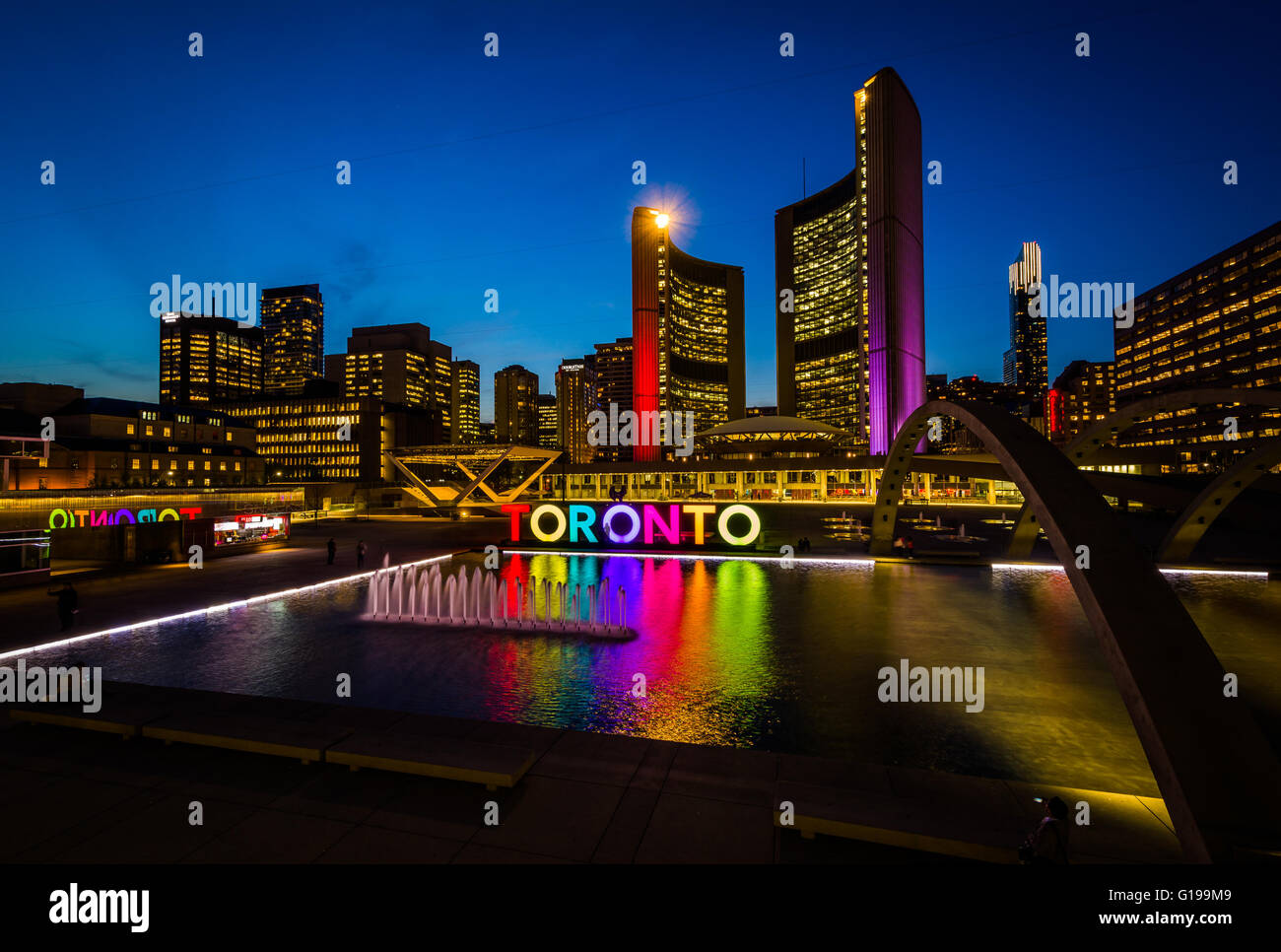 Vista de Nathan Phillips Square y Toronto firmar en el centro de la ciudad por la noche, en Toronto, Ontario. Foto de stock