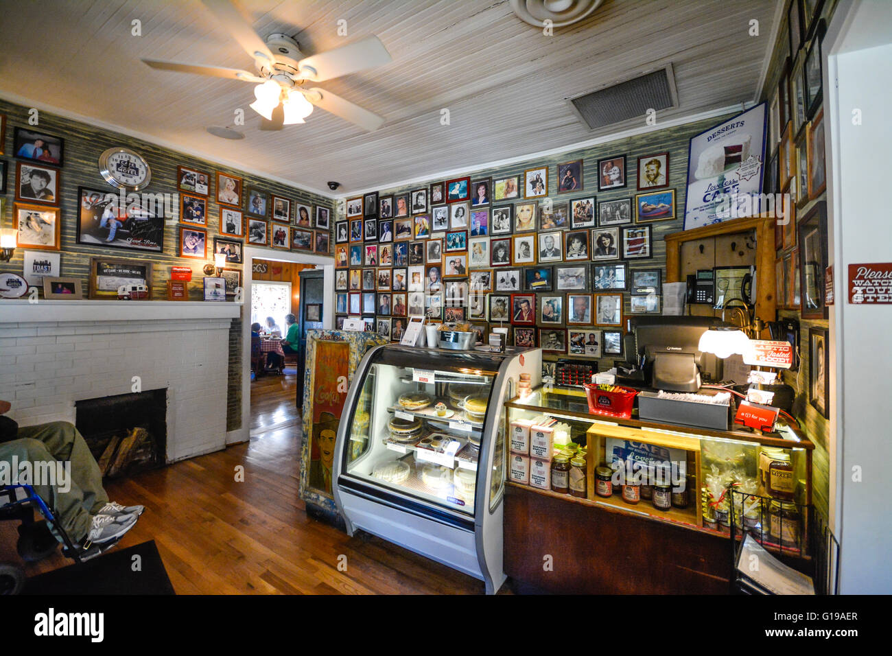 Área de recepción con las famosas fotos de Country Stars en Wall of Fame en el Loveless Cafe & Motel, famoso por su cocina campestre, Nashville, Tennessee, EE.UU Foto de stock