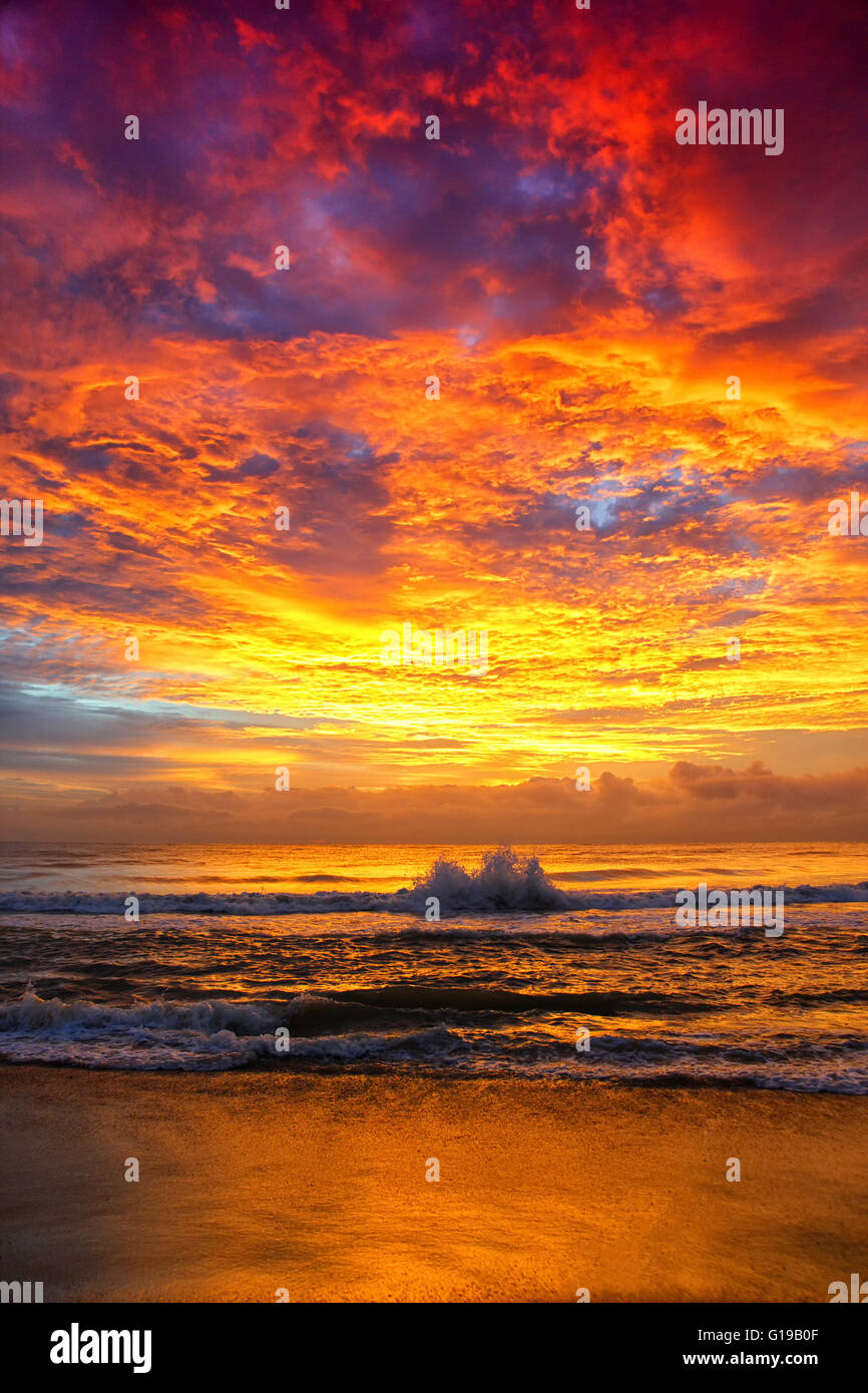 Amanecer en la playa fotografías e imágenes de alta resolución - Alamy