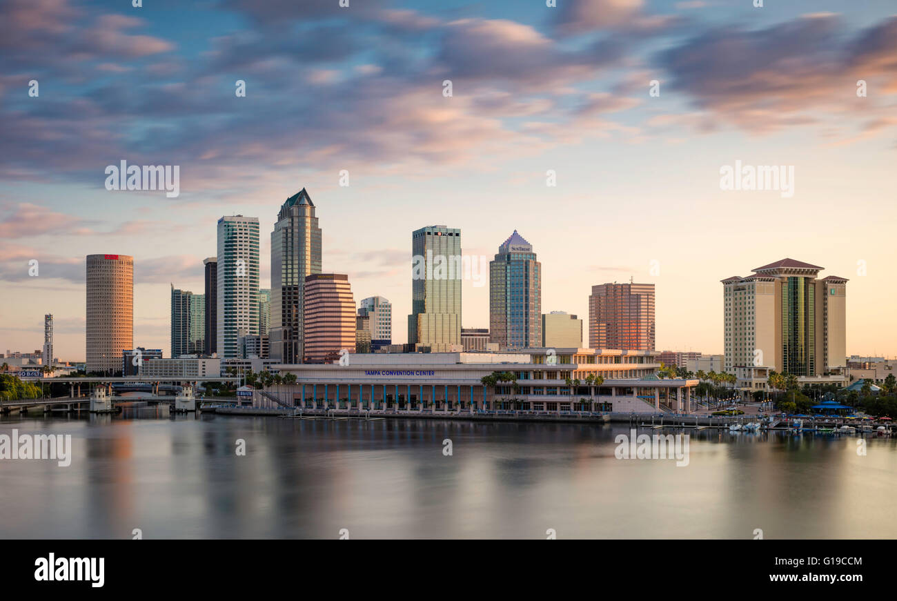 Amanecer sobre el contorno de la ciudad de Tampa, Florida, EE.UU. Foto de stock
