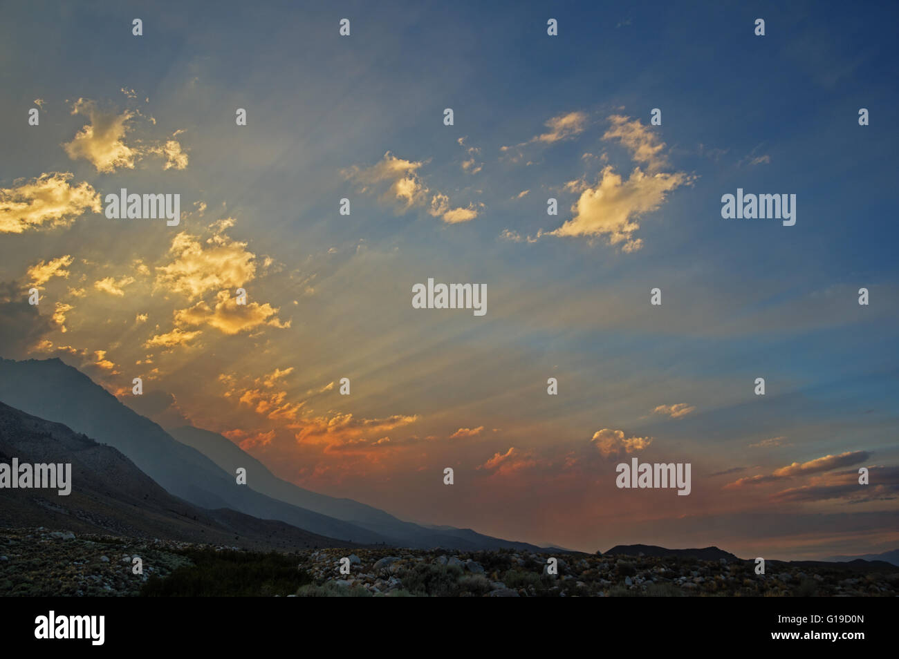Un Smoky Mountain sunset con rayos de sol a repartir en el valle Foto de stock