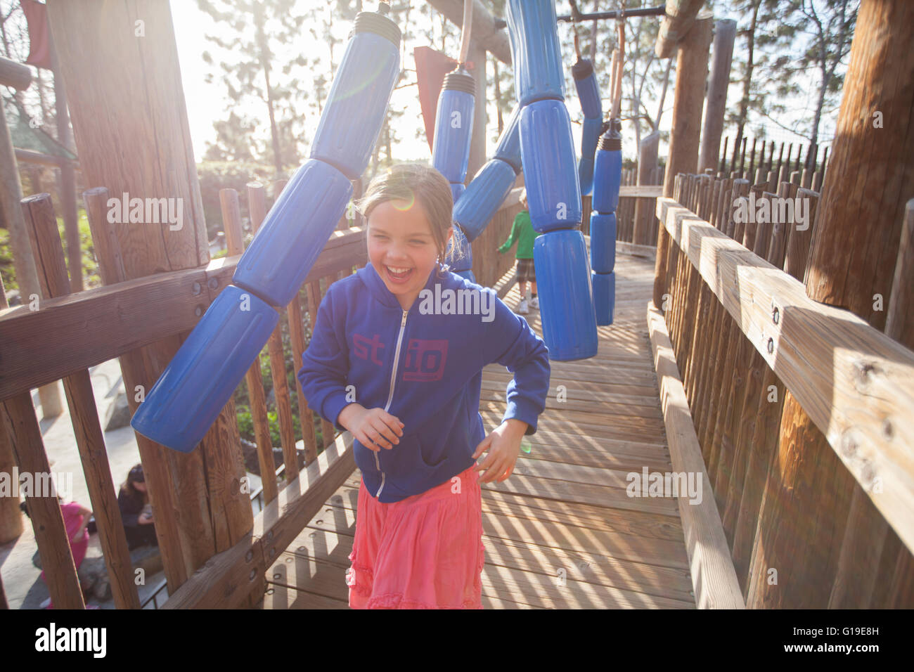 Una niña jugando en un parque de diversiones. Foto de stock