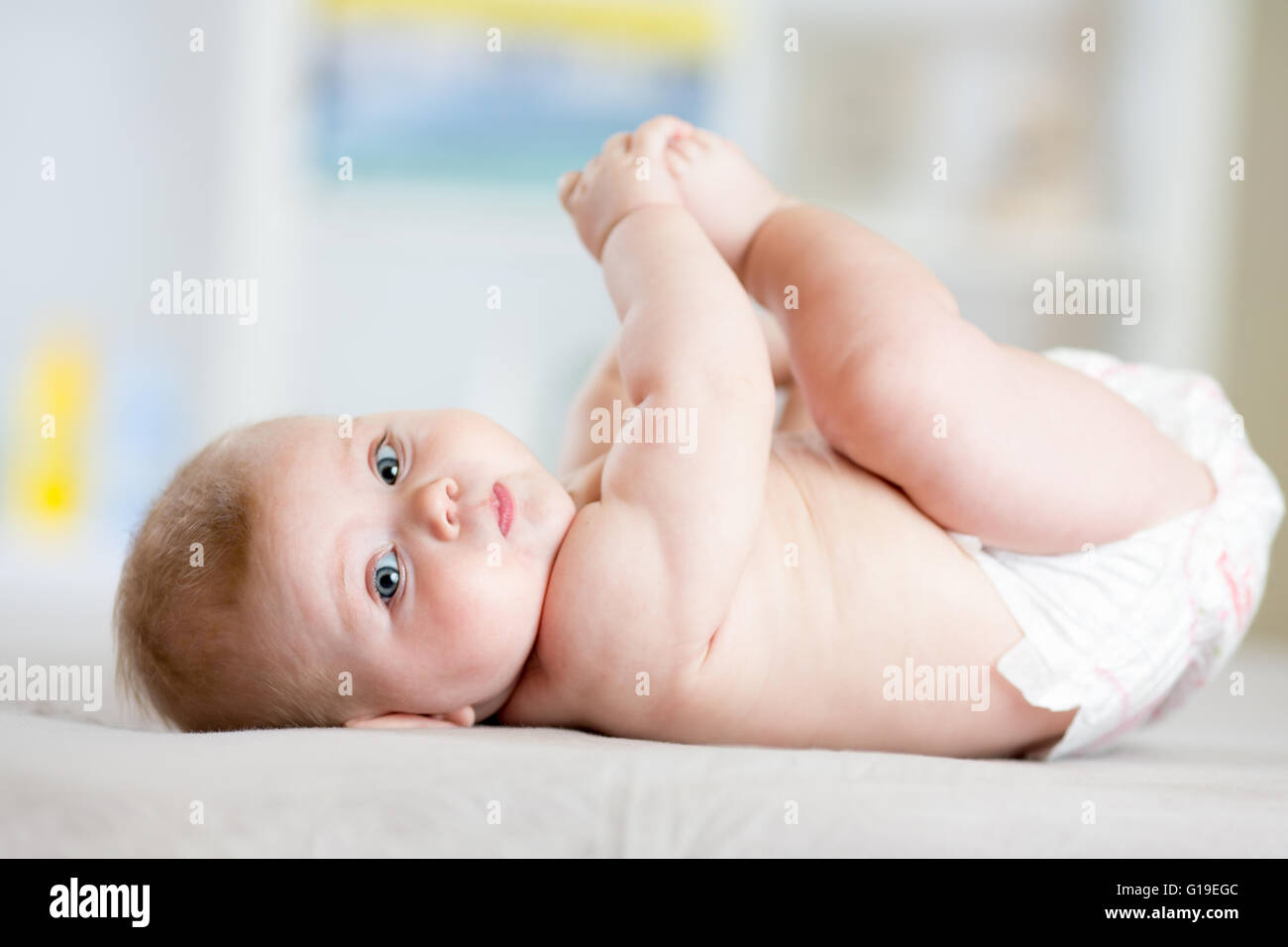 Adorable bebe acostado en el suelo sobre una manta en el hogar. Nacido el  relax y el descanso confortable, con doll Fotografía de stock - Alamy