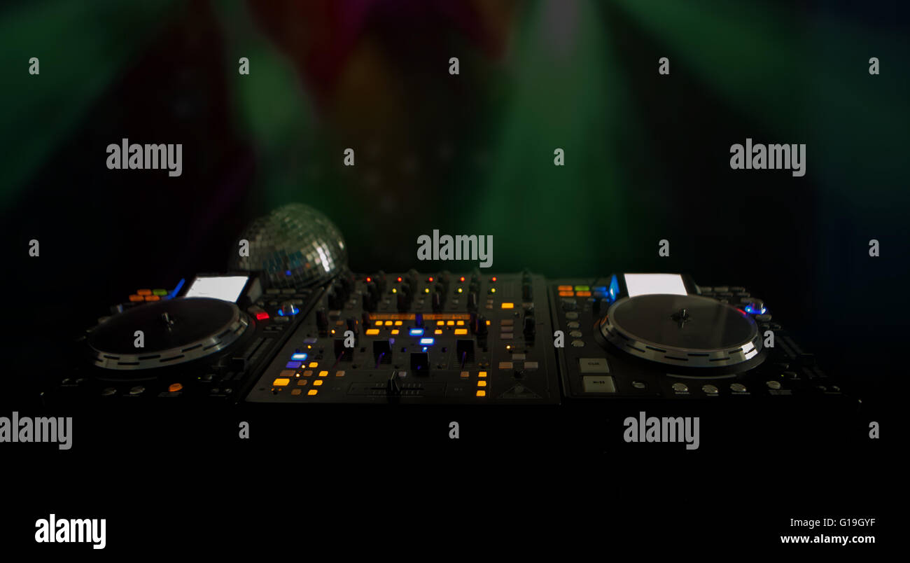 Primer plano de encendido luces DJ deck música y giradiscos en la noche con copyspace Foto de stock