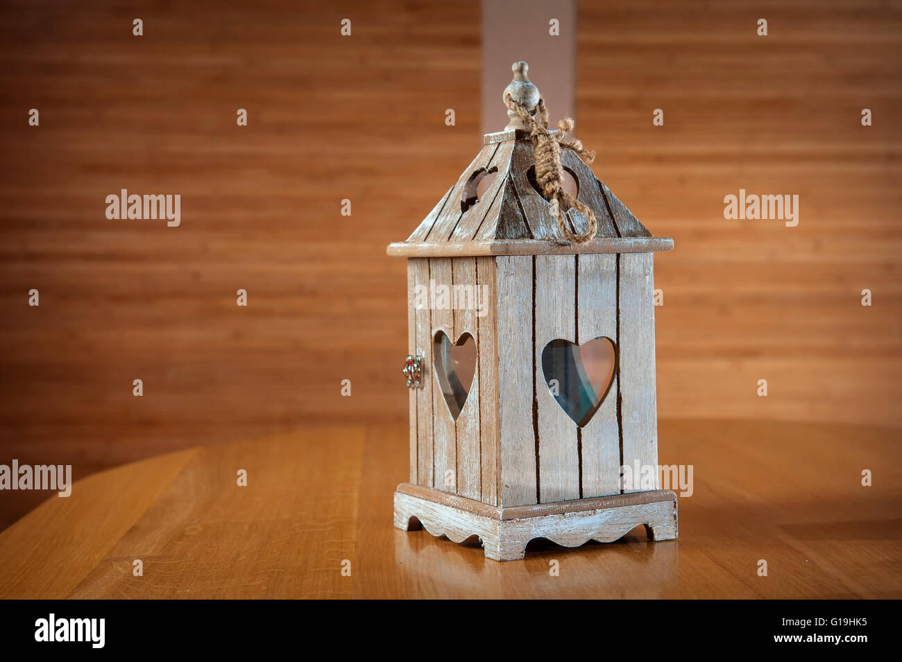 Candelabro de madera con forma de corazón Foto de stock