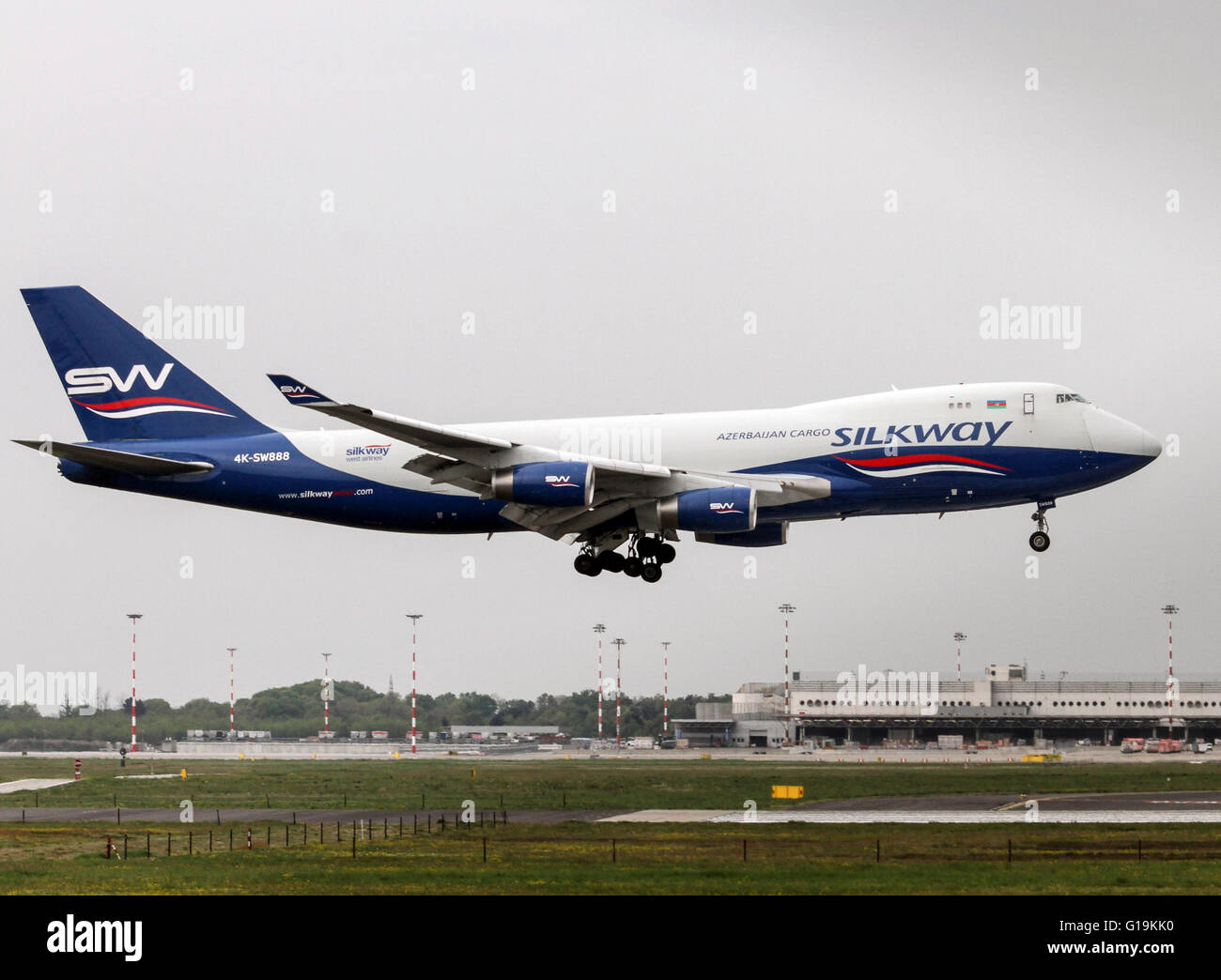 4K-SW888 Silk Way West Airlines Boeing 747-4R7F en Milán - Malpensa  Fotografía de stock - Alamy