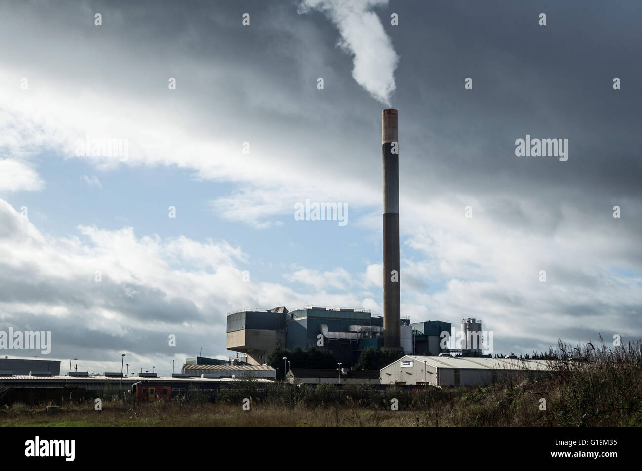 Edificio industrial con chimenea alta Foto de stock