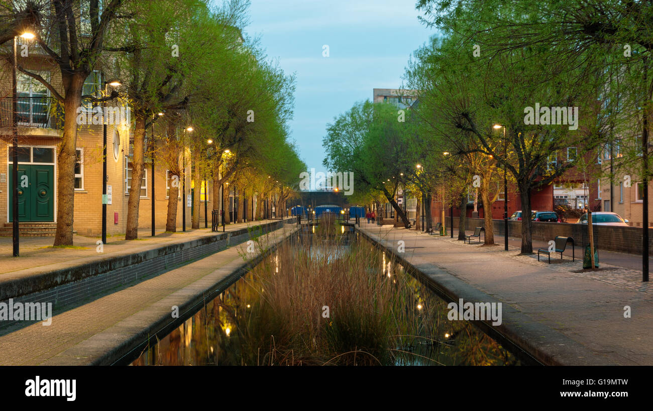 Londres Albion Channel, canal ornamental crean vinculando a Canada Water Agua de Surrey Foto de stock