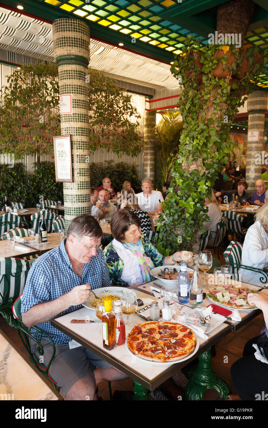 Gente comiendo en una pizzería y crepería restaurante Picasso, Puerto Banús  Marbella Málaga Andalucía España Fotografía de stock - Alamy
