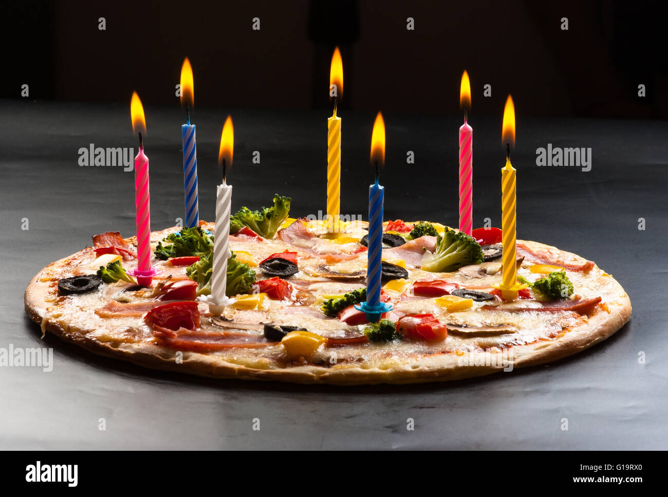 Velas festivas pizza con setas, coliflor, aceitunas, queso y pimiento  Fotografía de stock - Alamy