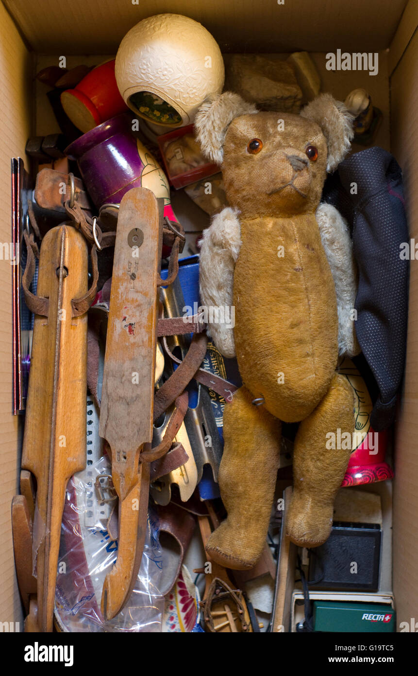 Vintage osito de peluche, juguetes antiguos y patines de hielo en una caja  con cosas viejas Fotografía de stock - Alamy