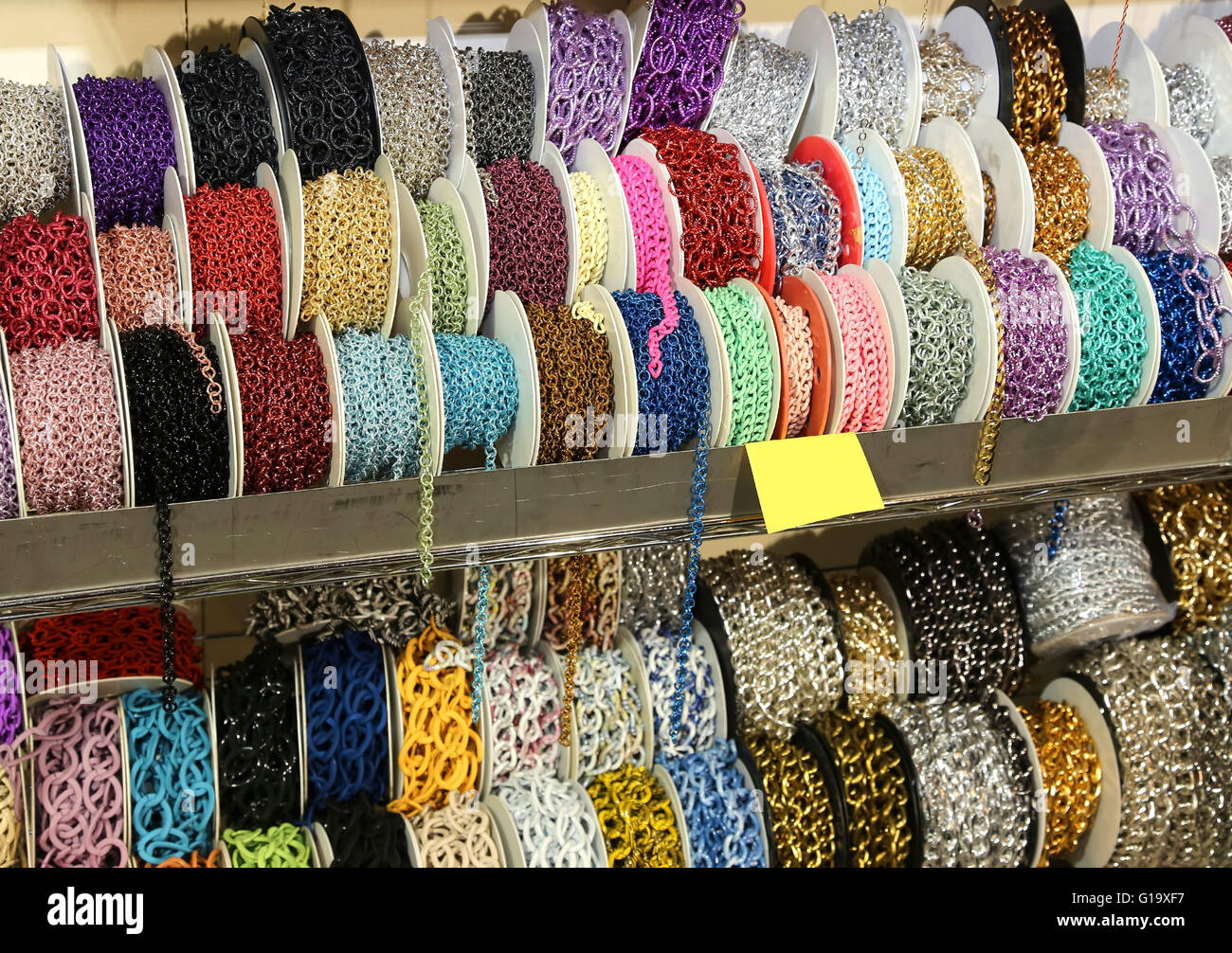 Cadenas y collares para la venta en la tienda de mayorista de accesorios de  moda Fotografía de stock - Alamy