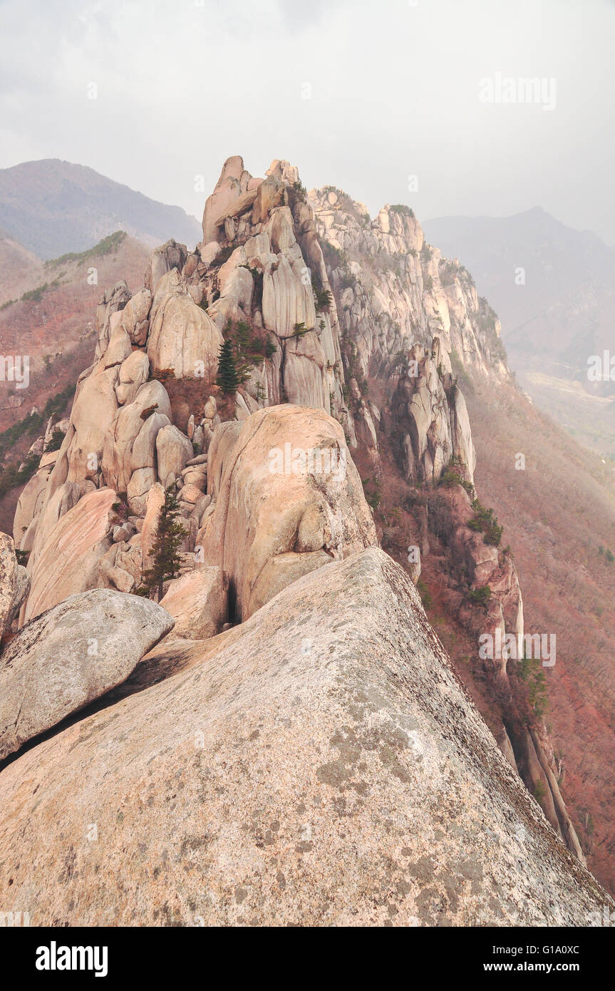 Roca Ulsanbawi en el Parque Nacional de Seoraksan, Corea del Sur Foto de stock