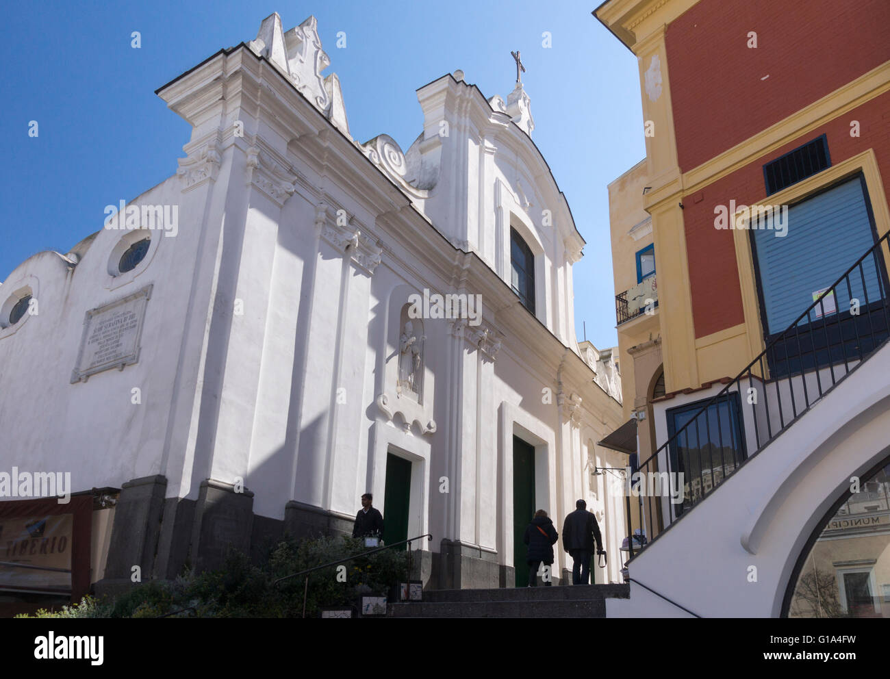 La Iglesia Santo Stefano (Chiesa di Santo Stefano), una iglesia católica de estilo barroco histórico en la Piazza Umberto I, o Piazzetta di Capri. Italia Foto de stock