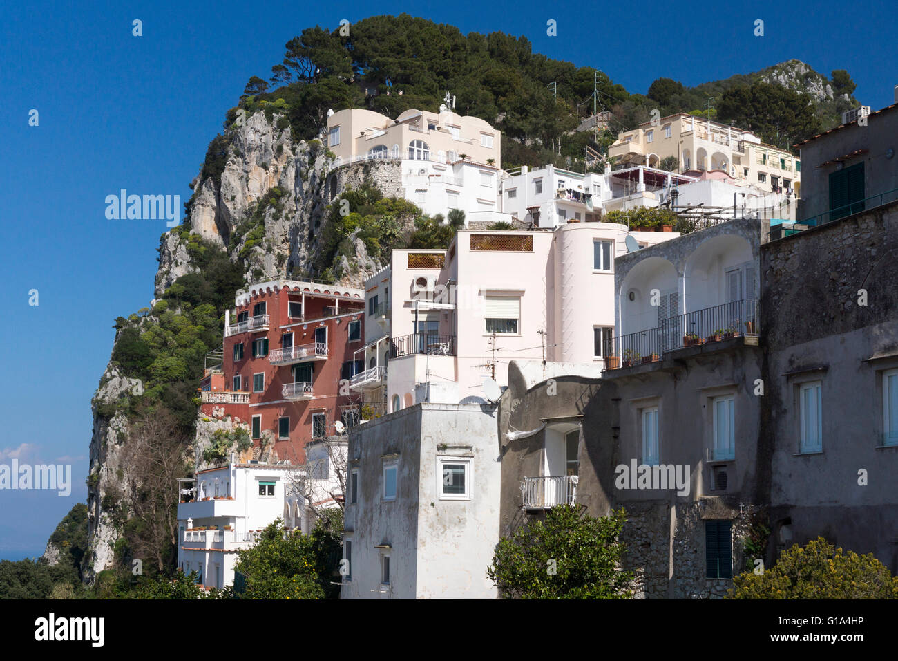 Casas y villas típicas italianas construidas en los acantilados y en la ladera de la montaña del centro de Capri, una isla en el Golfo de Nápoles, Italia Foto de stock