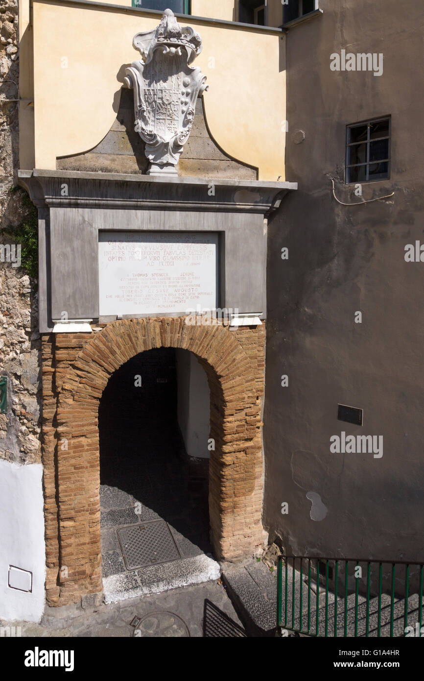 Arco de ladrillo en la Piazza Umberto I con placa dedicada a Thomas Spencer Jerome, un abogado y filántropo estadounidense que murió en Capri, Italia Foto de stock