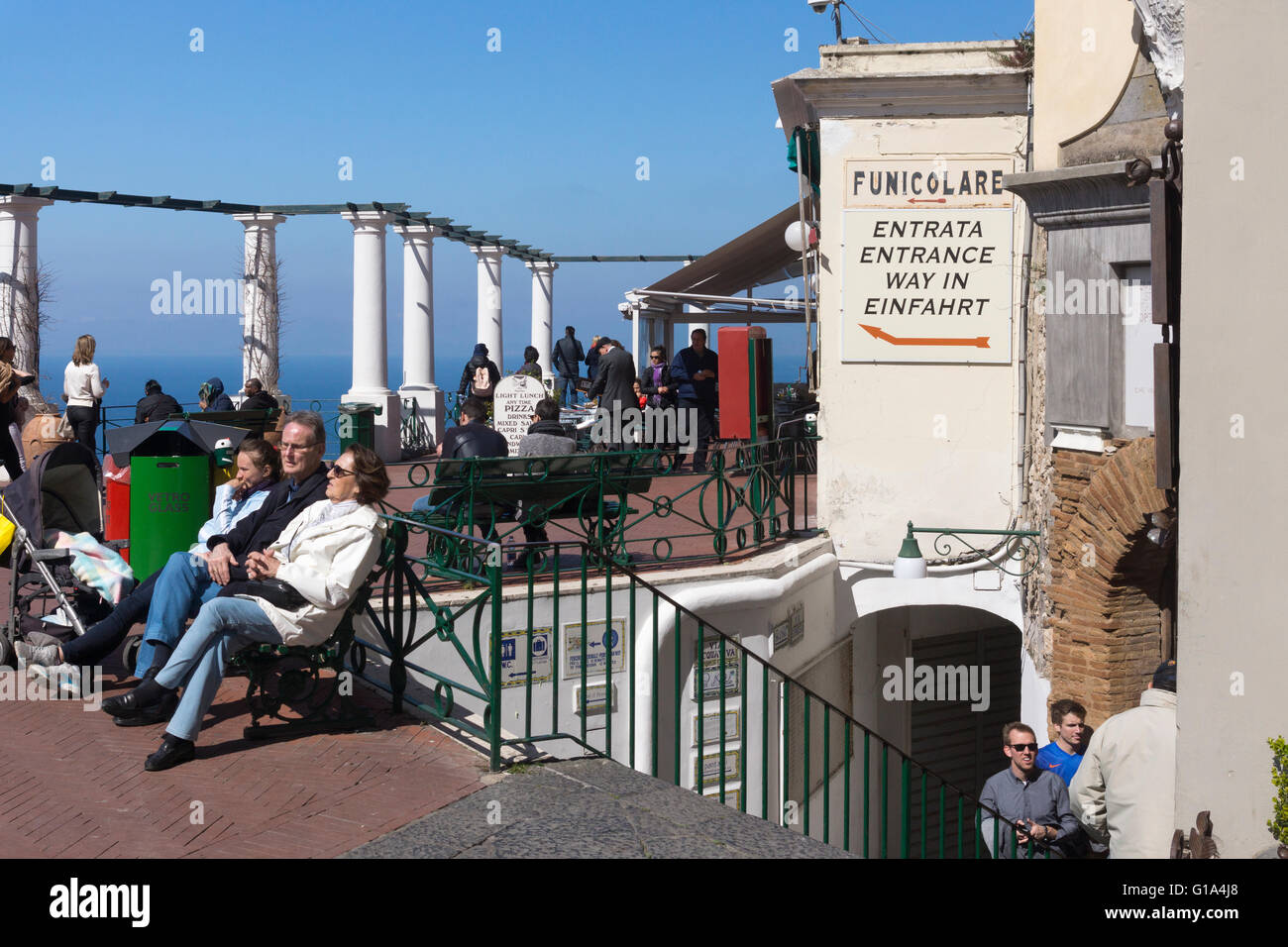 Turistas en la Piazza Armando Diaz fuera de la entrada y la taquilla del funicular en temporada baja. Marina Grande, Capri, Italia Foto de stock