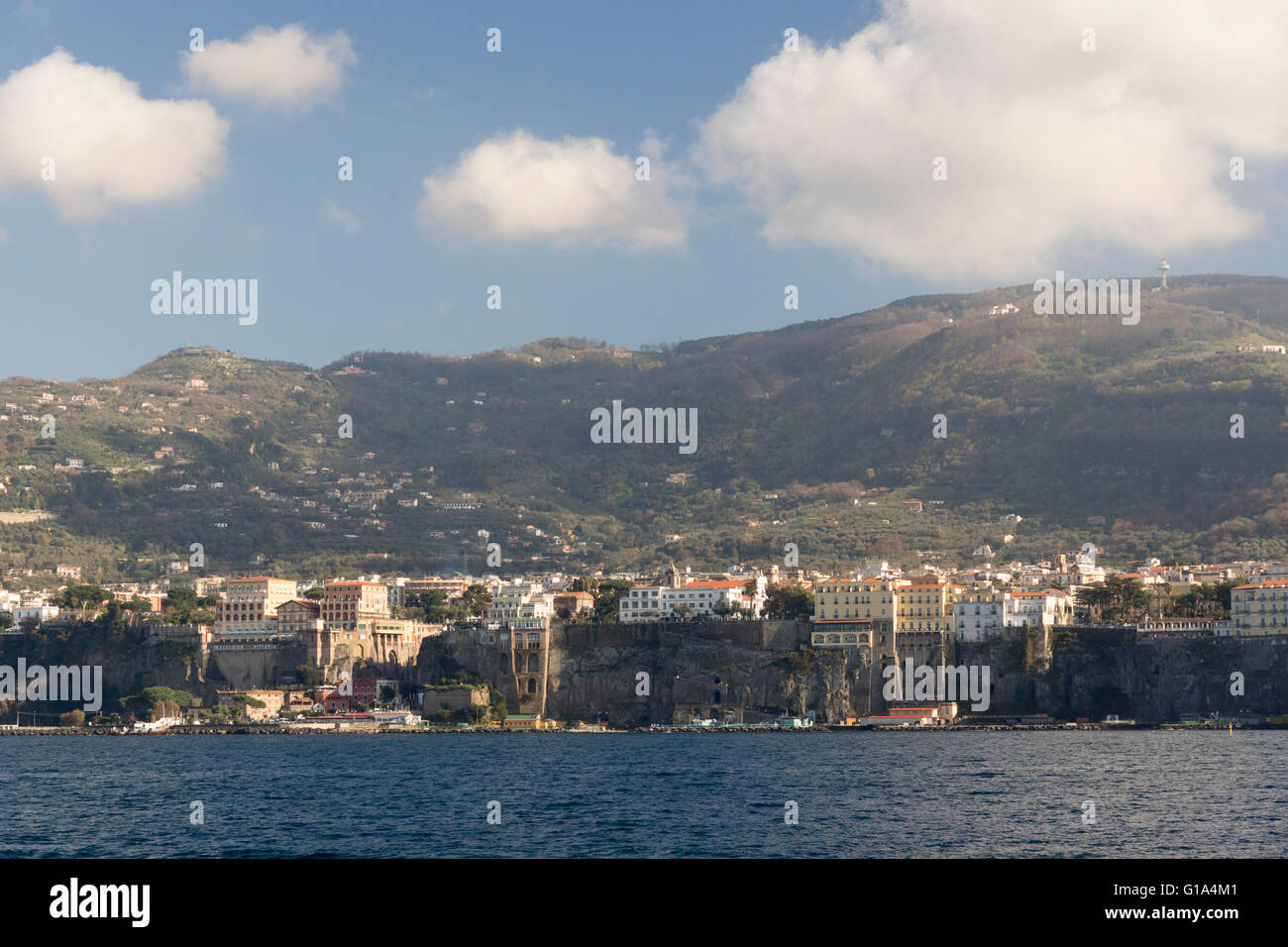 La costa de Sorrento, los acantilados, los hoteles en lo alto de los acantilados y los edificios del Golfo de Nápoles y las colinas de la Península Sorrentina detrás. Italia Foto de stock