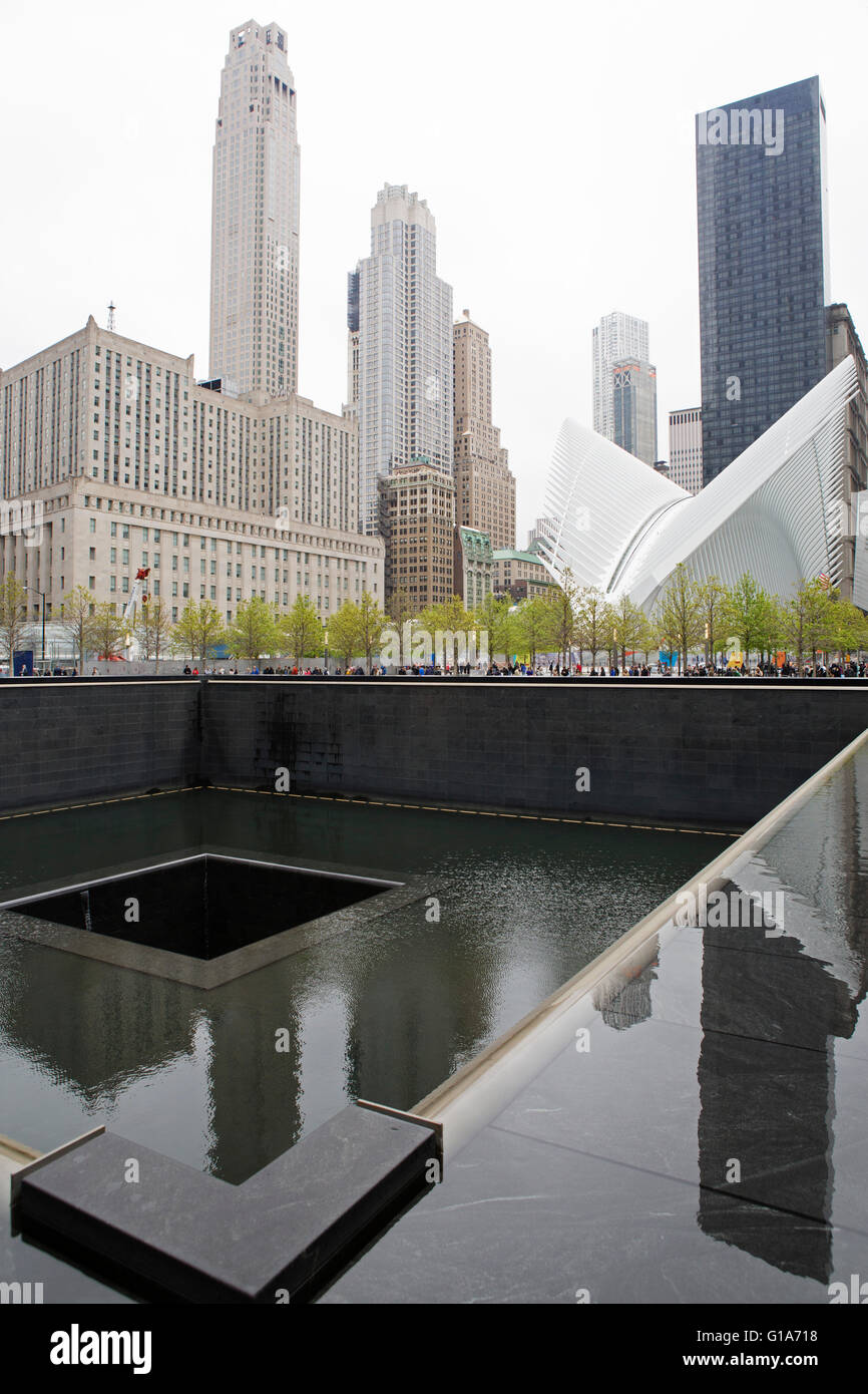 La piscina del norte y Oculus en el National Memorial del 11 de septiembre en la Ciudad de Nueva York, EE.UU.. Foto de stock