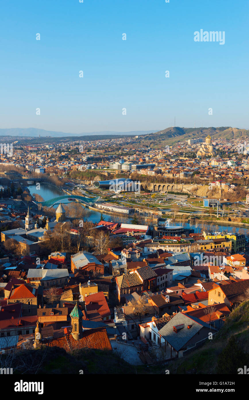 Eurasia, Cáucaso, Georgia, Tbilisi, vista de la ciudad, el Puente de la paz y Tbilisi Sameda Catedral, el palacio presidencial, el río Mtkvari Foto de stock
