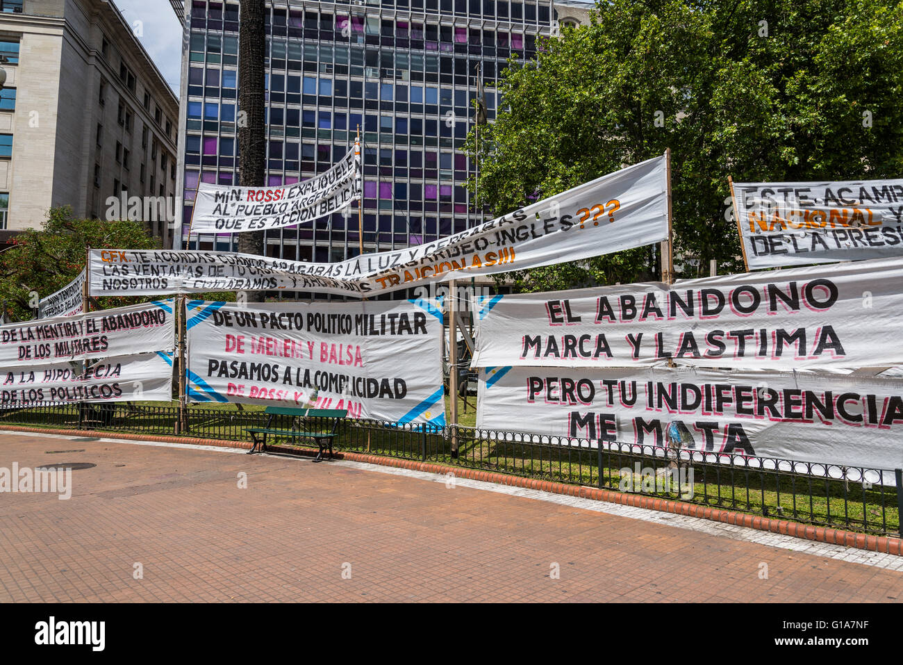 Pancartas de protesta política, Plaza de Mayo, Plaza de Mayo, Buenos Aires, Argentina Foto de stock