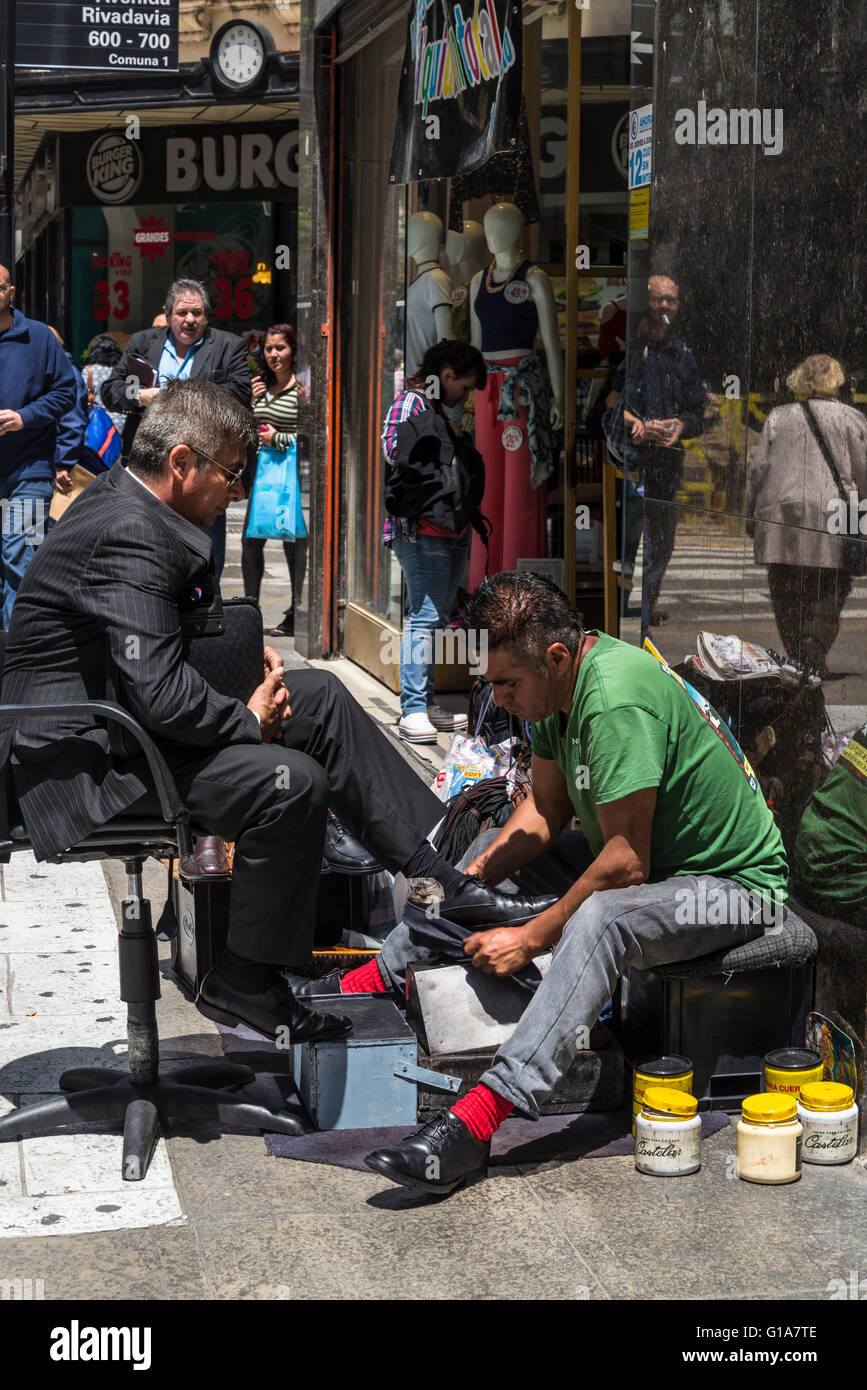 Abundantemente materno Escupir Lustrado de zapatos en la Avenida de Mayo, Buenos Aires, Argentina  Fotografía de stock - Alamy
