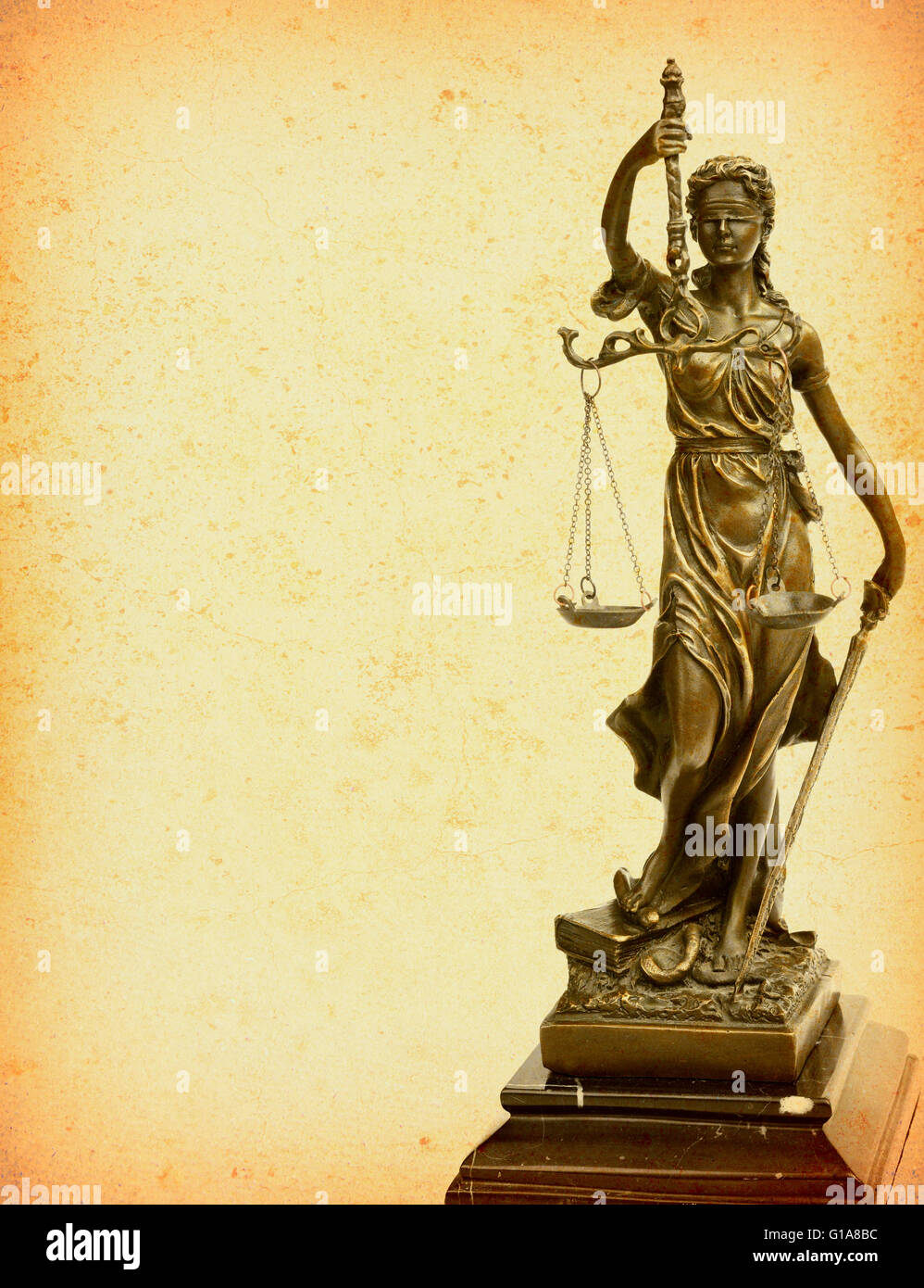 Estatua de la justicia sobre papel antiguo fondo, concepto de derecho Foto de stock