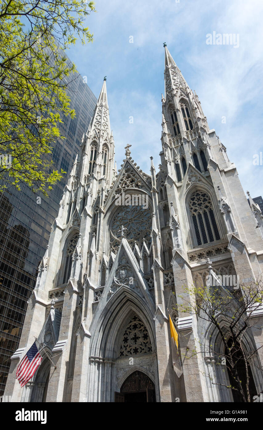 La Catedral de San Patricio en la Quinta Avenida de Nueva York Foto de stock