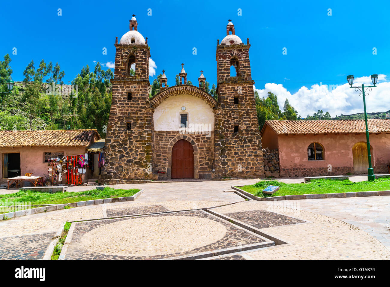 Iglesia colonial de San Pedro village en Raqchi ruinas en la región Cusco, Perú Foto de stock