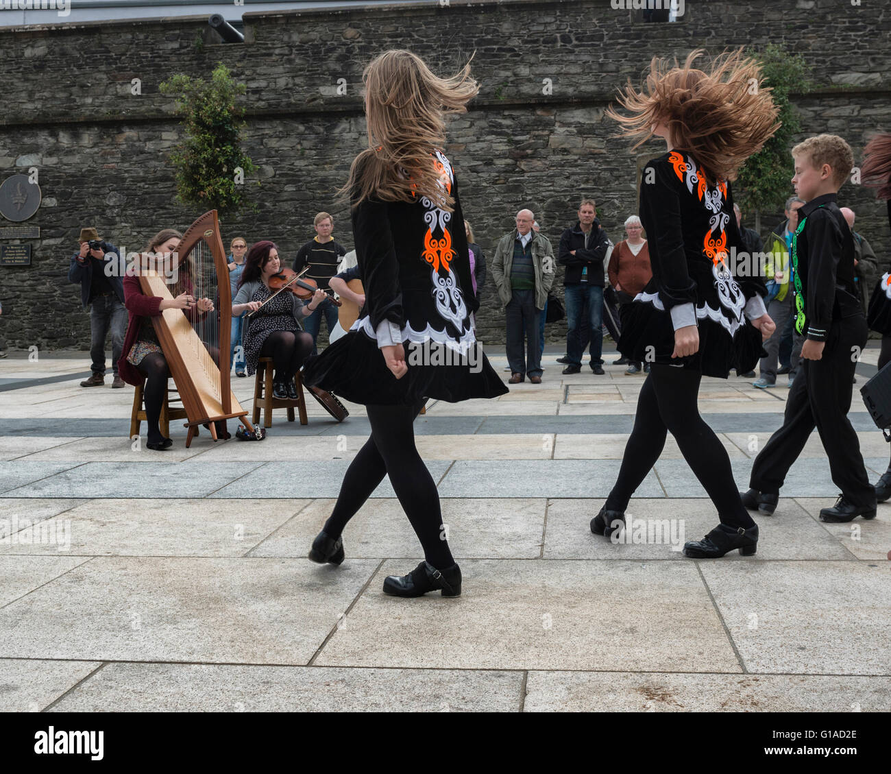 Irish bailarines y músicos tocando en Guildhall Square. Derry Londonderry, Irlanda del Norte, Reino Unido. Europa Foto de stock