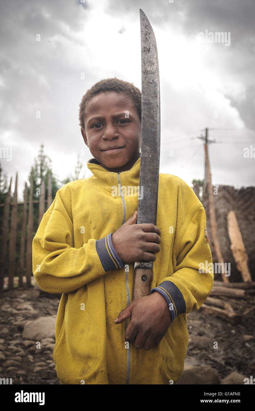 Chico con machete en Mt Hagen, Papua Nueva Guinea Fotografía de stock -  Alamy